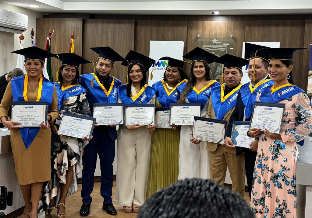 Con gran entusiasmo, la Asociación de Corredores de Bienes Raíces de Manabí (ACBIR Manabí) celebró la graduación de su Sexto Curso de Alta Gerencia Inmobiliaria. El evento se llevó a cabo en el Salón de la Ciudad, donde 10 participantes culminaron con éxito este programa académico. 
Jennifer Macías, Alfredo Rodríguez, Rosario Benavides, Erik Arias, Hilda Lituma, Mónica Reyes, Silvia Quiñónez, Gabriela Zambrano y Juan Carlos Alvia, fueron parte de este curso que se extendió por aproximadamente 12 meses. Abarcó una amplia variedad de temáticas esenciales para la industria inmobiliaria. 
Los participantes recibieron capacitación en áreas como avalúos, marketing, peritajes, y muchas otras disciplinas técnicas, teóricas y prácticas, que son fundamentales para el correcto desempeño en este campo.
Juan Carlos Alvia, uno de los graduados comentó que todos “veníamos desarrollando nuestras actividades en el mundo inmobiliario, pero siempre es importante contar con el conocimiento formal que nos avale. Este tipo de formación no solo nos brinda confianza a nosotros como profesionales, sino que también asegura a nuestros clientes y a la comunidad que estamos capacitados para ofrecer un servicio de calidad y excelencia”. 
Al evento, donde además se entregaron reconocimientos, asistió Franklin Vásquez y María Catagua, presidente y vicepresidente de ACBIR Manabí; Luis Macías, director de Cultura de la ULEAM; George García Mera, subdecano de la Facultad de Ciencias de la Vida y Tecnología; Beatriz Mera, gerente de Mutualista Pichincha; Henry España, académico inmobiliario; Ricardo Suárez y Diego Chamorro, notario de la Notaría Quinta, entre otros.