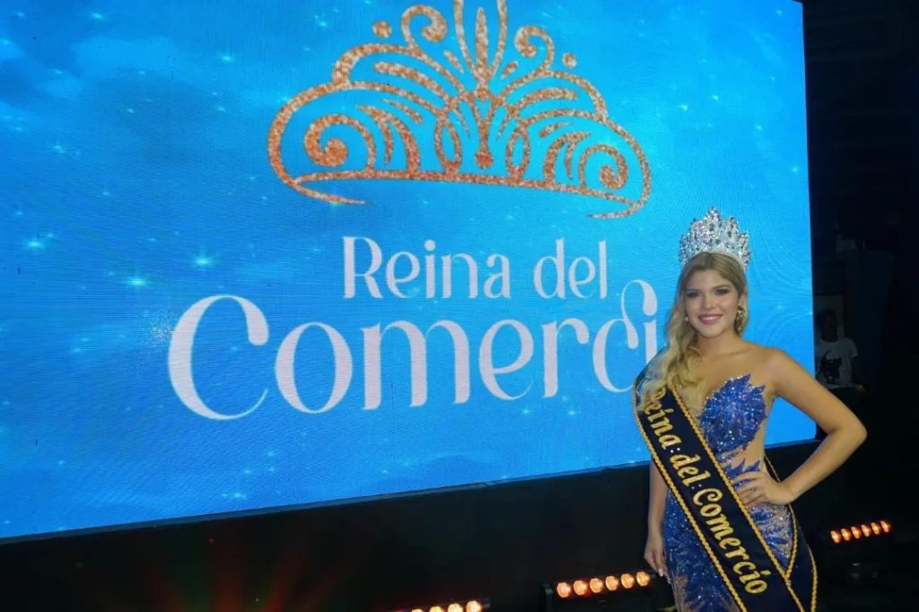 Desde el 16 de agosto está abierta la convocatoria para la elección de la Reina del Comercio de Manta 2024-2025.
Organizado por la Cámara de Comercio de Manta (CCM) y con una sólida tradición en la ciudad, el certamen busca aspirantes ecuatorianas de nacimiento, tener al menos cinco años de residencia en Manta y estar en el rango de edad de 17 a 25 años. Además, ser bachiller o estar cursando los últimos años de bachillerato.
Aurora Valle Alcívar, directora ejecutiva de la Cámara de Comercio, anunció que el plazo de inscripción estará abierto hasta el 25 de septiembre de 2024. Las interesadas deben presentar una copia de su cédula de identidad y una foto reciente para formalizar su registro.
Las inscripciones se reciben en las instalaciones de la CCM, ubicada en la avenida 2, entre calles 10 y 11, de 08:30 a 17:00.