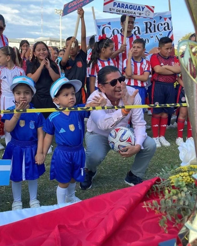 Nuestro presidente, Hugo Vargas Cedeño, participó como invitado y miembro del jurado en la inauguración de los juegos internos de la Unidad Educativa Israel.
En el evento, realizado el sábado 24 de agosto en el Estadio Universitario de la Uleam, se vivieron momentos emotivos  donde cada estudiante mostró esa alegría que irradia confraternizar, desfilando en la apertura y mostrando la sincronización, orden y entrega en las coreografías.
La Tea Olímpica fue portada por Teddy Machuca, acompañado por los mejores deportistas de la institución. El rector, Darío Páez, inauguró la edición, subrayando la importancia de los juegos.
El estudiante Matías Vinueza fue el encargado de realizar la Promesa Deportiva, mientras que Santiago Mendoza García, destacado deportista, recibió un reconocimiento por su desempeño. 
Nuestro Presidente tuvo el honor de entregar el premio a Pre-Kinder "A", que, con sus trajes de Argentina, fue elegido como el mejor uniformado de la división Inicial. El concurso de coreografía lo ganó Tercero de Bachillerato "B".