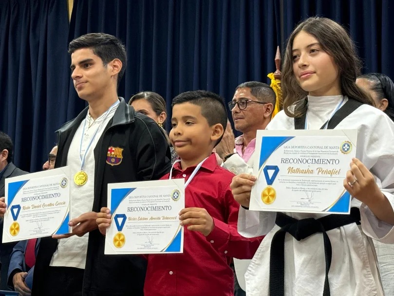 La Liga Deportiva Cantonal de Manta conmemoró su 90° aniversario de vida institucional este viernes 23 de agosto con una emotiva sesión solemne, realizada en el Auditorio del Patronato Municipal.
El evento contó con la participación de destacados miembros de la comunidad, incluyendo a los directores de la Cámara de Comercio de Manta, Pablo Pinargote, Wilmer Burgos, Roberto Andrade y Aurora Valle Alcívar, quienes elogiaron el invaluable aporte de la Liga en el desarrollo del deporte local.
Durante la ceremonia, se rindió homenaje a deportistas destacados y a figuras clave en la historia de la Liga, como los hermanos Ángel y Vicente Quiroz, quienes han sido parte fundamental de la familia de la LDCM. Las palabras del presidente de la institución, Líder Vélez, y de la alcaldesa Marciana Valdivieso, resaltaron la importancia de la Liga en la formación de jóvenes deportistas y su contribución al tejido social de Manta.
La institución también fue honrada con una placa conmemorativa entregada por el Sindicato de Choferes Profesionales de Tarqui, representado por su gerente, José Eduardo Salcedo. Además, el Municipio, a través de la Alcaldesa y del concejal Mauro Rezabala, otorgó un reconocimiento por su destacada labor.
El periodista Roberto Reyes presentó la reseña histórica. Desde su fundación el 25 de agosto de 1934, la Liga Deportiva Cantonal de Manta se ha consolidado como un pilar fundamental en la formación deportiva de niños y jóvenes en la ciudad.