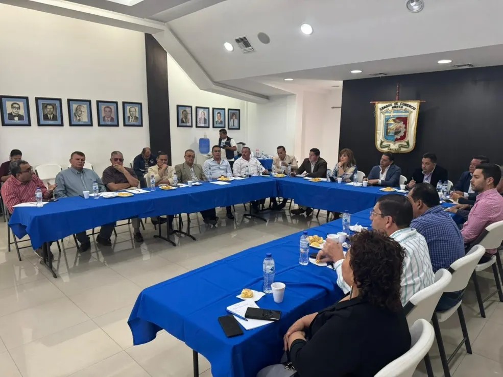 El 27 de agosto, Manabí vivió un momento trascendental con la creación de la Federación de Gremios Productivos de Manabí (FEGPROM), un paso decisivo hacia la consolidación del desarrollo y bienestar de la provincia.
Impulsada bajo el lema “Manaba Ayuda Manaba”, y liderada por la Cámara de Comercio de Manta junto a la Cámara de Industria y Producción de Manabí, FEGPROM surge como un pilar fundamental para fortalecer la representación y defensa de los intereses productivos de la provincia.
La creación de este ente se llevó a cabo en una reunión celebrada en el auditorio de la Cámara de Comercio de Manta (CCM), con la participación de destacadas instituciones como el Comité Cívico Interinstitucional de Manta, la Cámara de la Construcción de Portoviejo, el Núcleo de la Construcción de Manta, la Corporación de Desarrollo Empresarial de Portoviejo, la Asociación de Atuneros del Ecuador (Atunec), la Asociación Ecuatoriana de Marketing y Comunicación, el Colegio de Abogados de Manabí, el Colegio de Ingenieros Eléctricos de Manabí, Cámara de Comercio de Portoviejo el Buró Turístico de Manta, entre otros.
Hugo Vargas Cedeño, Presidente de la CCM, resaltó la riqueza y el potencial de Manabí, señalando que "ha llegado el momento de que esta riqueza se traduzca en beneficios directos para todos sus habitantes y cantones”. 
La Federación buscará dinamizar la economía regional, generar empleo y elevar la calidad de vida en nuestra provincia. “Este es el primer paso hacia una integración más sólida", añadió.
Por su parte, Víctor Moreira, Director Ejecutivo de la Cámara de Industria y Producción de Manabí, expresó que la unificación de los gremios permitirá abordar de manera más efectiva las problemáticas de la región, ofreciendo soluciones concretas a los desafíos actuales.
Lucía Fernández, Presidenta del Comité Cívico Interinstitucional de Manta, explicó que el objetivo principal no es el beneficio de grupos específicos, sino el bienestar general de la provincia. Recalcó la importancia de un enfoque inclusivo, donde todos los actores de Manabí se unan en un esfuerzo común para mejorar las condiciones económicas y sociales. 
Además, enfatizó la necesidad de impulsar megaproyectos que permitan a Manabí alcanzar su pleno potencial como una provincia competitiva en todos los sectores productivos.
Durante la reunión, se conformó un comité jurídico integrado por Alfonso Castro, Patricio Ávila, Rodolfo Farfán y Líder Vélez, encargados de establecer los estatutos que servirán de base sólida para la Federación.
La próxima reunión de este nuevo frente tendrá lugar el 12 de septiembre en la ciudad de Portoviejo.