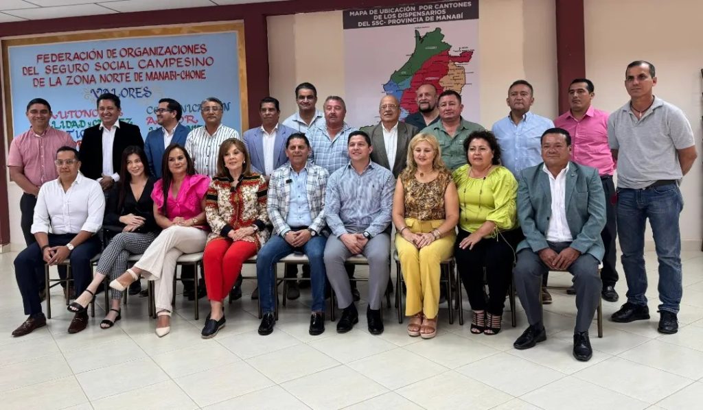 La Corporación de Gremios Productivos de Manabí (COGREPROM), que celebró su tercera reunión el 3 de octubre en Chone, oficializó su directiva con Hugo Vargas Cedeño, presidente de la Cámara de Comercio de Manta, como líder de la corporación. Junto a él, Víctor Moreira, de la Cámara de Industrias de Manabí, asumió la vicepresidencia.
COGREPROM se propone ir más allá de una simple coalición de gremios productivos, con la ambición de convertirse en un motor de innovación y desarrollo sostenible para toda la provincia.
Durante la sesión, se conformaron directorios regionales, entre ellos el de Manta, que cuenta con la participación del Buró Turístico de Manta, la Cámara Ecuatoriana Americana, el Núcleo de la Construcción de Manta y la Asociación de Atuneros del Ecuador (Atunec). También se constituyó el directorio de la Zona Norte, que agrupa a sectores clave como el agrícola, ganadero y platanero, junto a la Federación de Afiliados al Seguro Social Campesino.
Asimismo, se conformó el Comité Consultivo, liderado por la empresaria manabita Lucía Fernández. La misión central de COGREPROM es articular a los gremios productivos de Manabí bajo tres ejes estratégicos: gobernanza, desarrollo productivo y relaciones internacionales. 
Durante el encuentro en Chone, representantes de diversos sectores, como el camaronero y el de la construcción, compartieron sus retos y expresaron entusiasmo por la creación de la corporación. 
Su lema, “Manaba, ayuda a Manaba”, refleja el espíritu de unidad y cooperación, impulsando el crecimiento sostenible de la provincia y reafirmando el compromiso con un futuro próspero para todos los Manabitas.