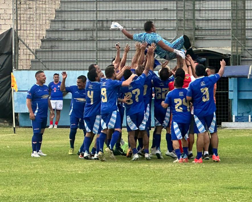 En un emocionante partido jugado en el estadio Jocay, LogiManta se alzó con el título del Tercer Campeonato de Fútbol Empresarial "Copa Manta Capital Atunera, Deportiva y Turística". El equipo se coronó campeón el pasado 3 de noviembre, tras empatar 2-2 en el tiempo reglamentario y vencer en la tanda de penales por 5-4 al conjunto de Tadel, que se llevó el subcampeonato. Asiservy obtuvo el tercer lugar, mientras que Tecopesca quedó en cuarta posición. La ceremonia de premiación contó con la presencia de Hugo Vargas Cedeño, Presidente de la Cámara de Comercio de Manta (CCM), quien resaltó el compromiso y apoyo de la institución no solo hacia el sector productivo, sino también al deporte local. Expresó su honor al poder colaborar con la Liga Deportiva Barrial “Moyullas”, con el Municipio de Manta y la Liga Deportiva Cantonal. Durante la clausura, recibió un reconocimiento por su respaldo al torneo. José Valle, de Tadel, y Stalin Lucas, de Asiservy, fueron los máximos goleadores del campeonato, con 8 tantos cada uno. Jonhy Marcillo, de LogiManta, fue distinguido como el Mejor Arquero del torneo.